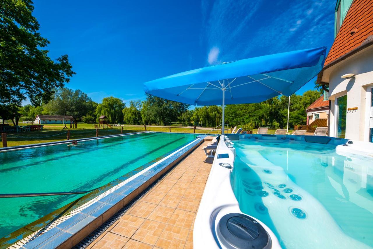 Bikács Zichy Park Hotel מראה חיצוני תמונה