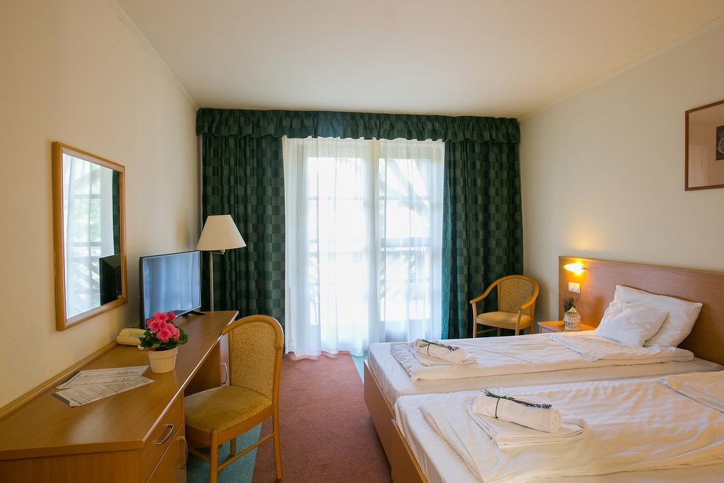 Bikács Zichy Park Hotel מראה חיצוני תמונה